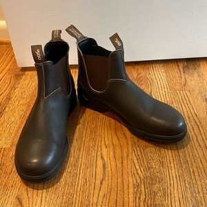 NWOT Never worn Classic Chelsea Blundstone boots. Brown. Size 11